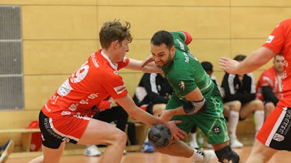 Handballspieler aus Euskirchen (in Rot) und Zülpich (in Grün) kämpfen um den Ball.