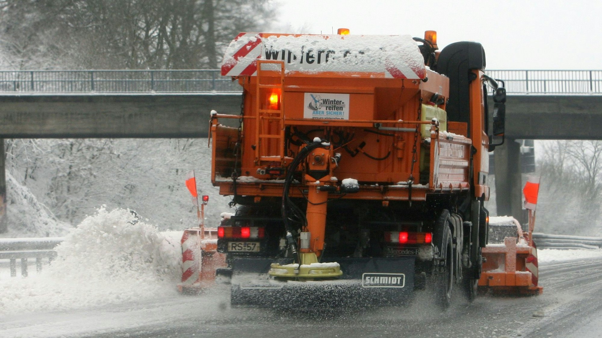 Ein Schneeräumfahrzeug fährt über die Autobahn A1 bei Wuppertal, um Eis und Schnee zu entfernen.