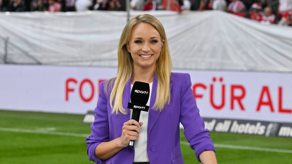 Sport1-Moderatorin Katharina Kleinfeldt steht am Spielfeldrand bei einer TV-Übertragung.&nbsp;
