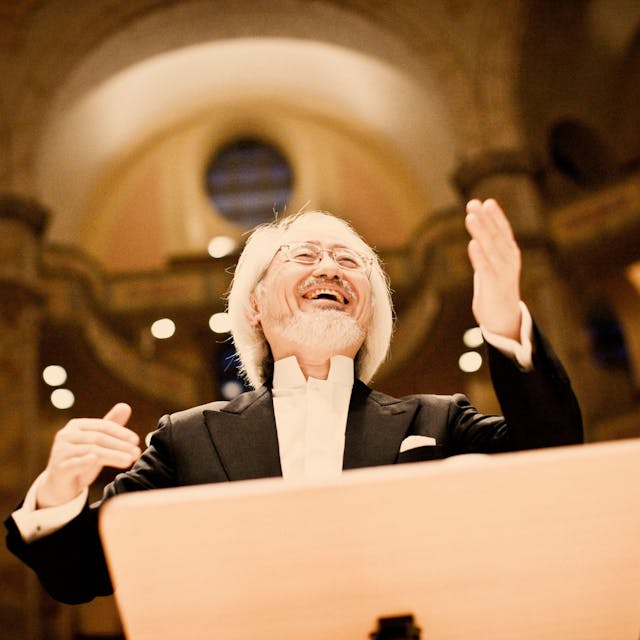 Masaaki Suzuki steht am Pult und dirigiert in der Frauenkirche Dresden.&nbsp;