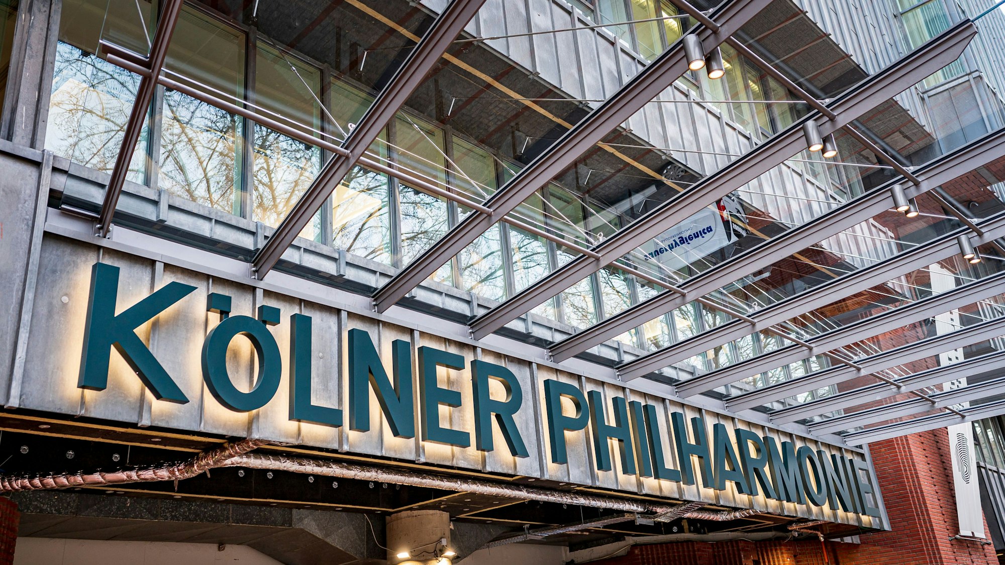 Der Eingang zur Kölner Philharmonie mit Schriftzug und Glasdach.