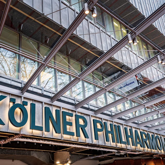 Der Eingang zur Kölner Philharmonie mit Schriftzug und Glasdach.&nbsp;