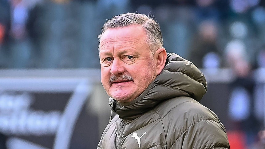 Sport-Geschäftsführer von Borussia Mönchengladbach mit fokussiertem Blick.