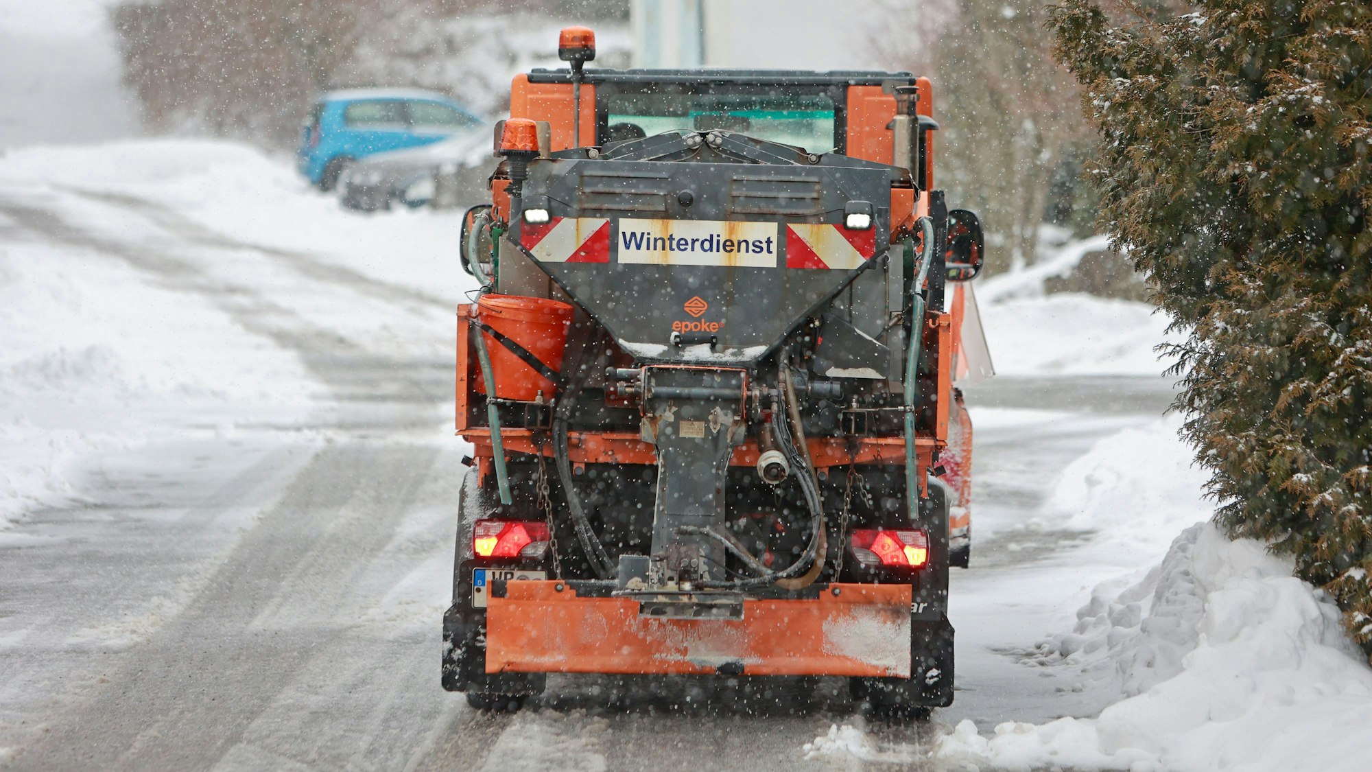 Ein Winterdienstfahrzeug ist im Harzort Schierke unterwegs.