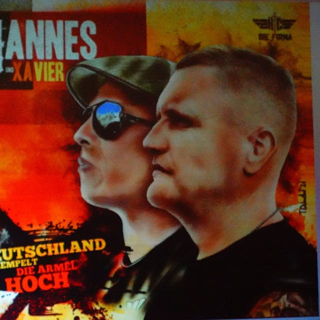 Ein Plakat zeigt die Sänger Xavier Naidoo, Hannes Ostendorf.