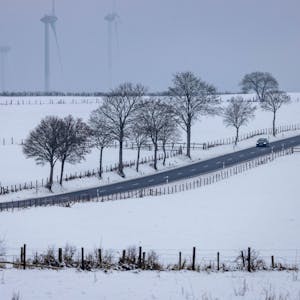 Am Sonntag trifft eine Schneefront Köln, die Region und weite Teile Nordrhein-Westfalens. Der Deutsche Wetterdienst erwartet Eisregen und Gefahren für Autofahrer. In der Eifel liegen bereits mehrere Zentimeter Schnee.