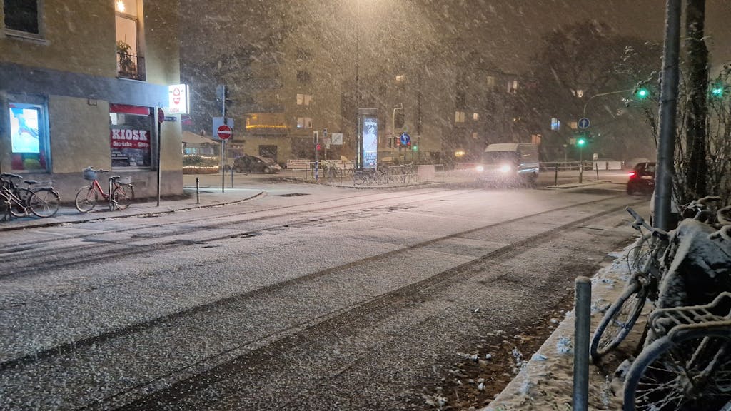 Die Bachemer Straße in Köln-Lindenthal ist schneebedeckt.