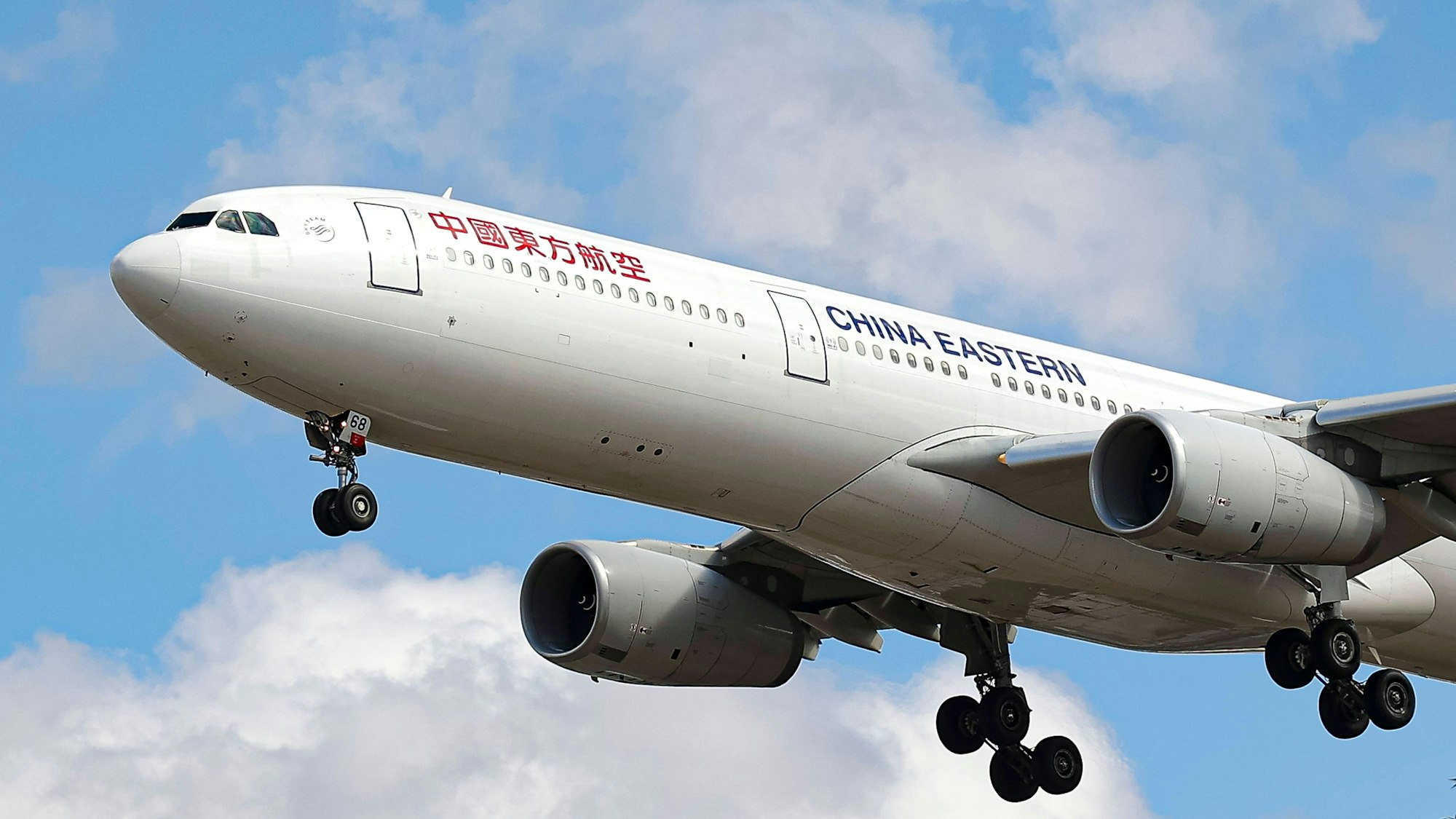 Ein Airbus A330 der chinesischen Fluggesellschaft China Eastern Airlines im Landeanflug auf einen Flughafen. Eine Maschine der Fluggesellschaft hatte über Xiamen eine Notlandung einleiten müssen. (Symbolbild)