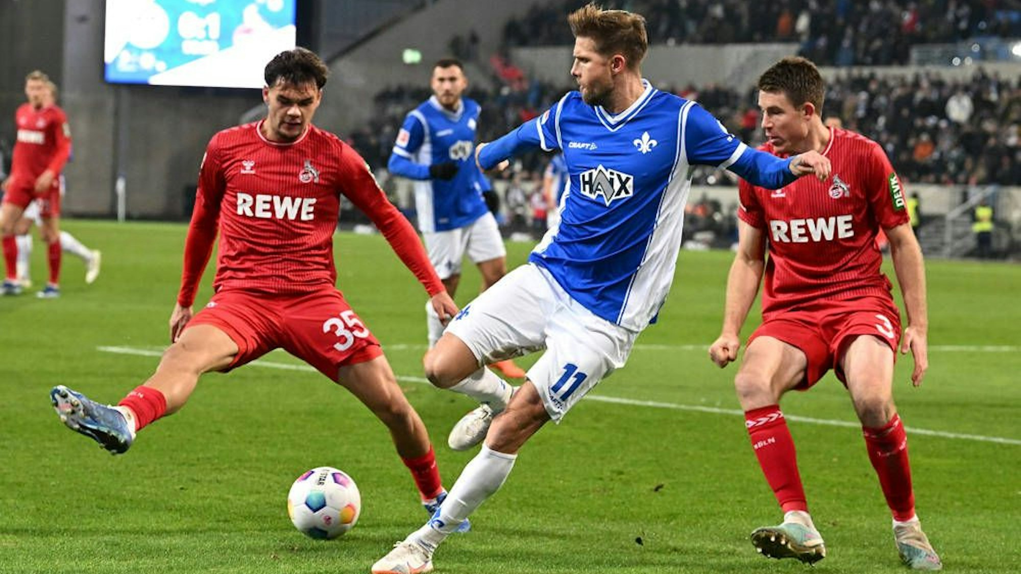Max Finkgräfe (1. FC Köln), Tobias Kempe (SV Darmstadt 98) und Kölns Dominique Heintz (v.l.) kämpfen um den Ball.
