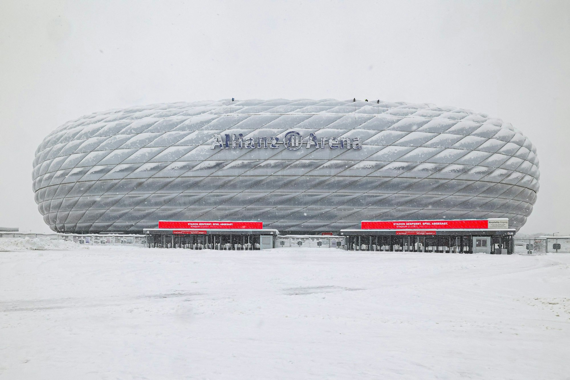 Die verschneite Allianz-Arena in München.