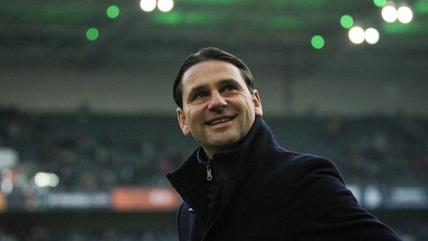 Trainer von Borussia Mönchengladbach lächelt.