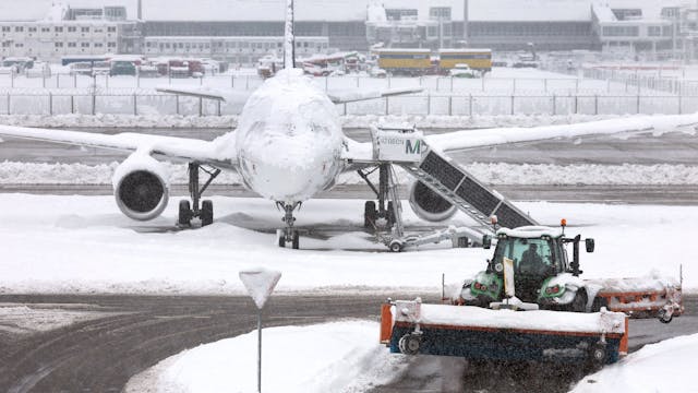 Ein Airbus A320 der Lufthansa ist am Flughafen München von Schnee bedeckt. Der Flughafen München ist am Wochenende für mehr als 24 Stunden wegen Rekord-Schneemengen gesperrt worden.