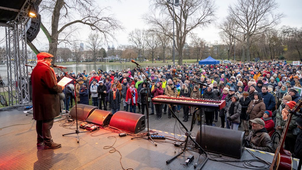 Gerhart Baum auf der Bühne am 3. Dezember 2023 am Aachener Weiher vor hunderten Menschen