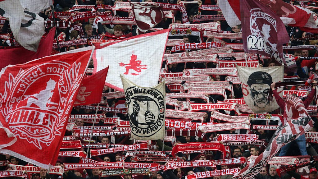 Fans des 1. FC Kaiserslautern halten auf der Tribüne ihre Schals in die Luft.&nbsp;
