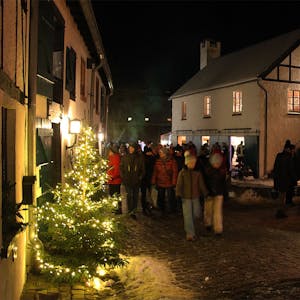 Der Burgbering in Kronenburg ist weihnachtlich geschmückt, zahlreiche Menschen schlendern an Buden und Häusern vorbei