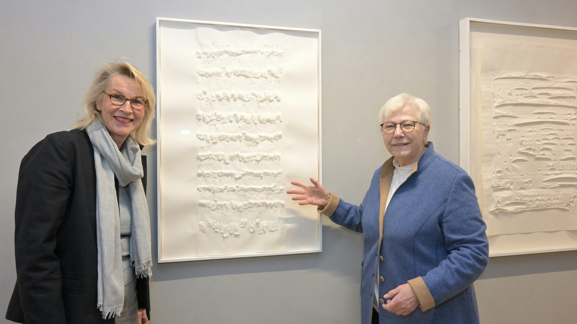 Museumsleiterin Dr. Petra Oelschlägel (links) und Christiane Mewes-Holweck, Witwe des Künstlers, vor den Werken.