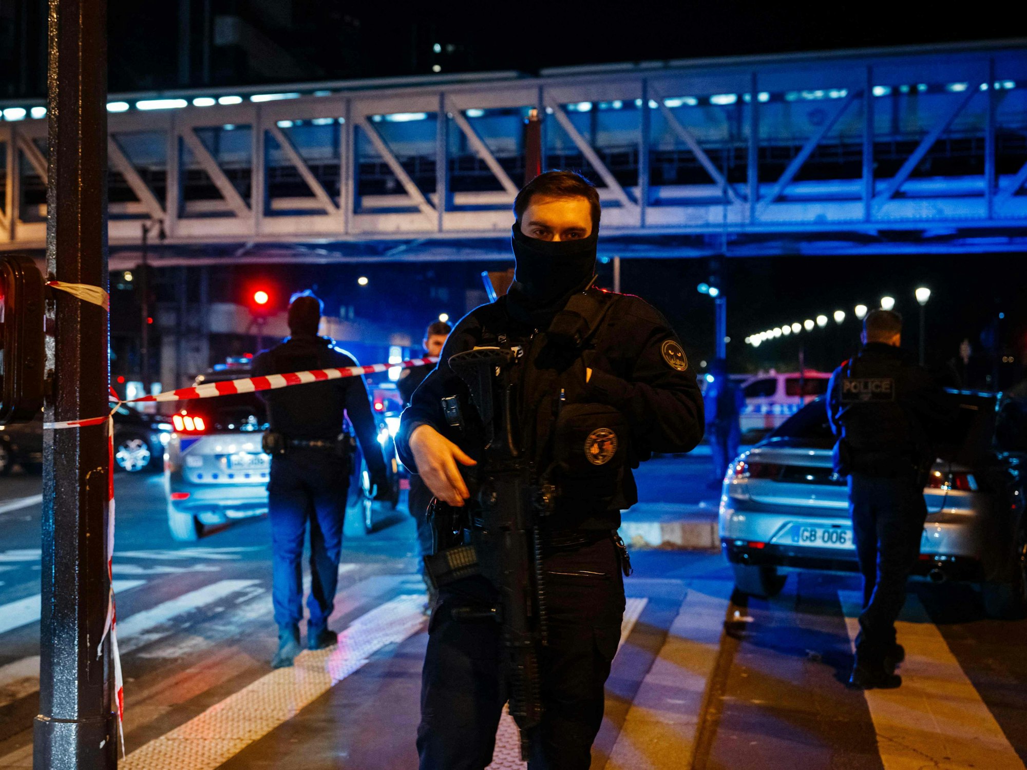 Ein Polizeibeamter steht am Tatort Wache nachdem ein mutmaßlicher Islamist unweit des Eiffelturms am Samstagabend (2. Dezember 2023) einen deutschen Touristen mit einem Messer getötet hat.
