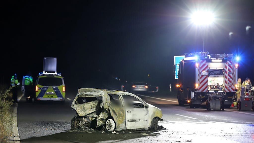 Ein verunfalltes Auto steht auf der Autobahn 555 zwischen Köln und Bonn. Zwei Menschen sind bei dem Unfall gestorben. Nach ersten Informationen der Polizei sollen mindestens zwei Fahrzeuge beteiligt gewesen sein.&nbsp;