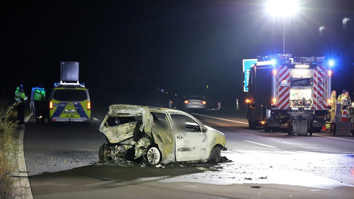 Ein ausgebranntes Auto steht in der Nacht zum 2. Dezember 2023 auf der Autobahn 555 zwischen Köln und Bonn.