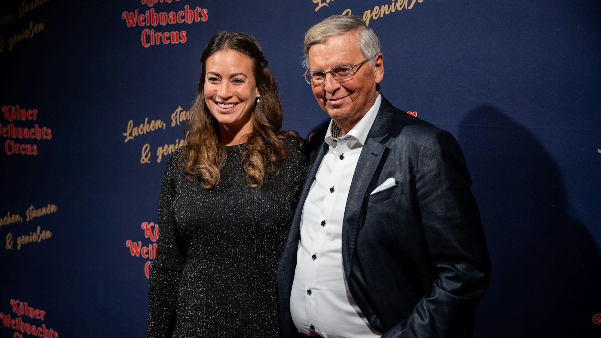 Wolfgang Bosbach und Tochter Caroline lächeln vor dem Kölner Weihnachtscircus in die Kamera.