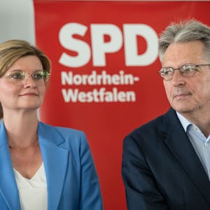 Sarah Philipp, Duisburger Landtagsabgeordnete, und Achim Post, Vorsitzender der nordrhein-westfälischen Landesgruppe im Bundestag, sind im Porträt vor einem SPD-Plakat zu sehen. Seit 100 Tagen führt das Tandem die nordrhein-westfälische SPD.