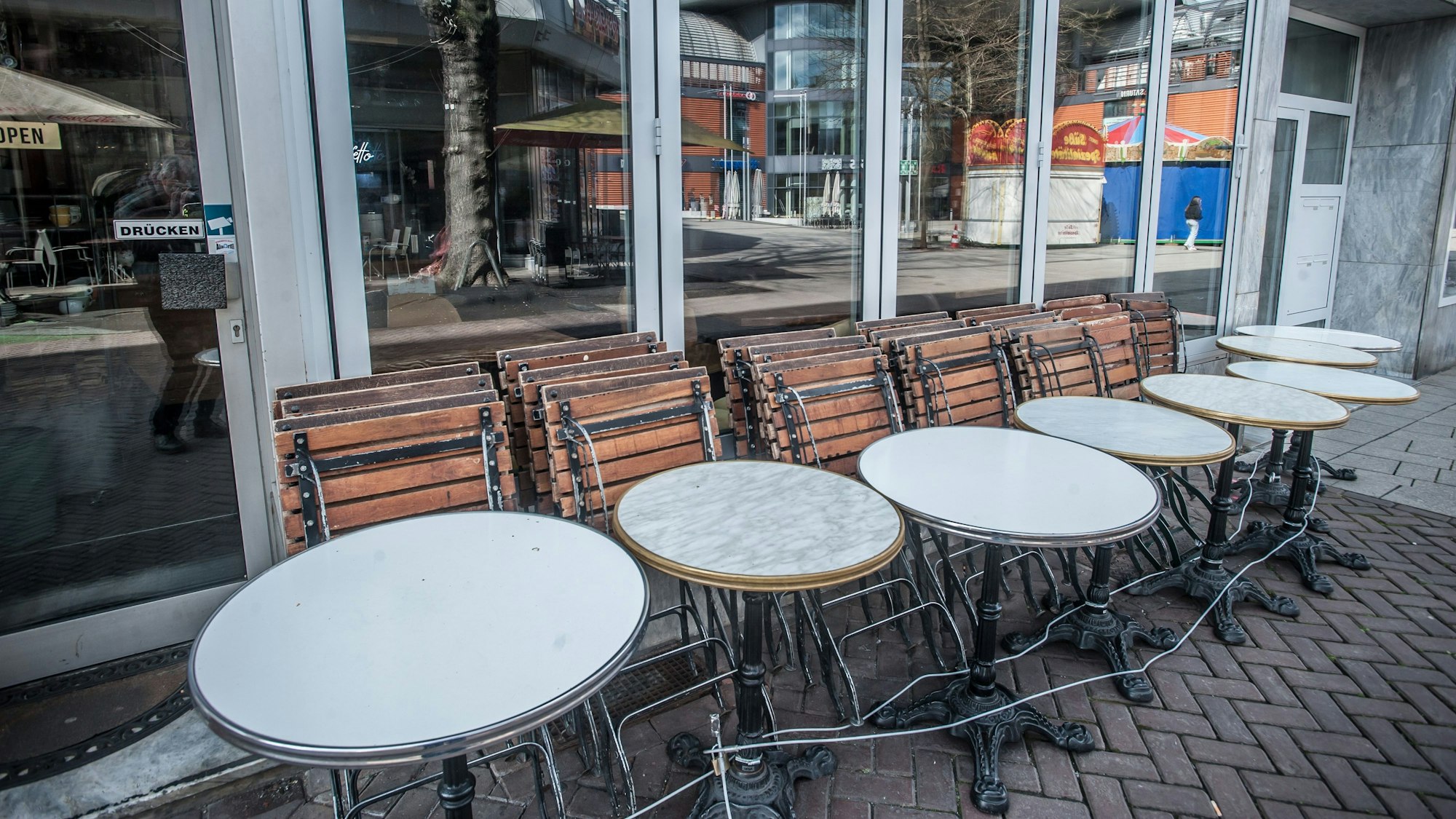 Tische, Stühle, Außengastronomie. Foto: Ralf Krieger