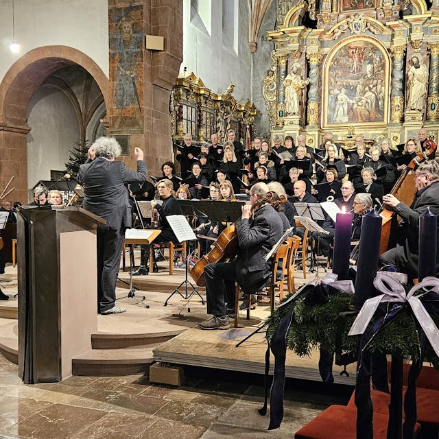 Blick auf Chor und Orchester der Basilika Steinfeld mit dem Dirigenten Erik Arndt.