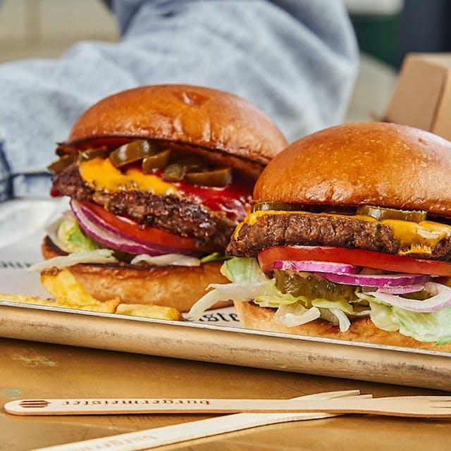 Zu sehen sind zwei Burger auf einem Teller. Köln bekommt 2024 ein neues Burger-Restaurant.