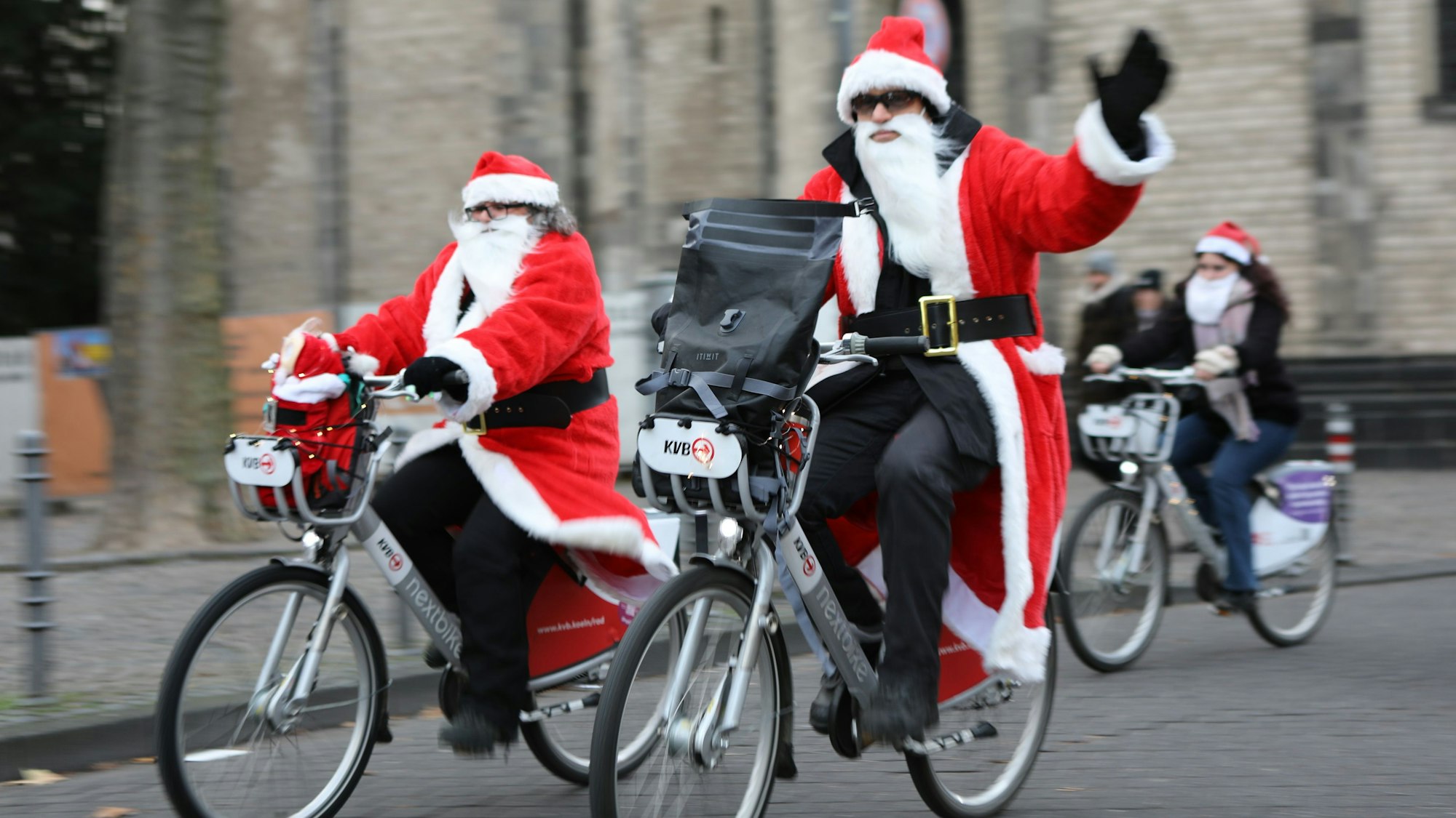 Zu sehen sind Menschen in Nikolaus-Kostüm auf Fahrrädern.
