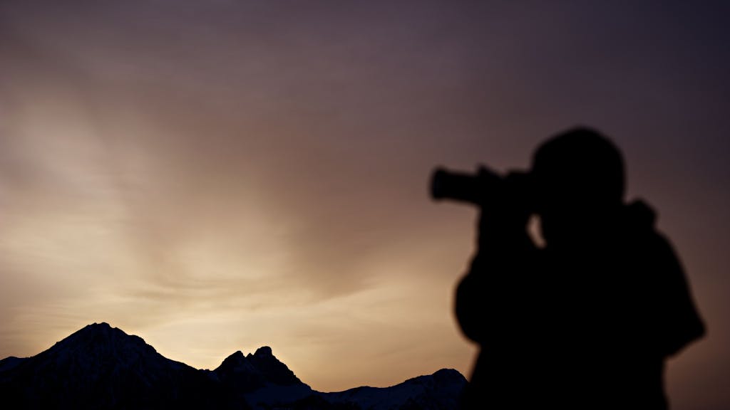 Ein Mann fotografiert am 18. April 2014 einen Sonnenuntergang.