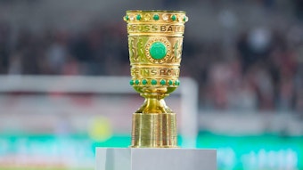 Der DFB-Pokal vor dem Finale steht auf einem Podest.