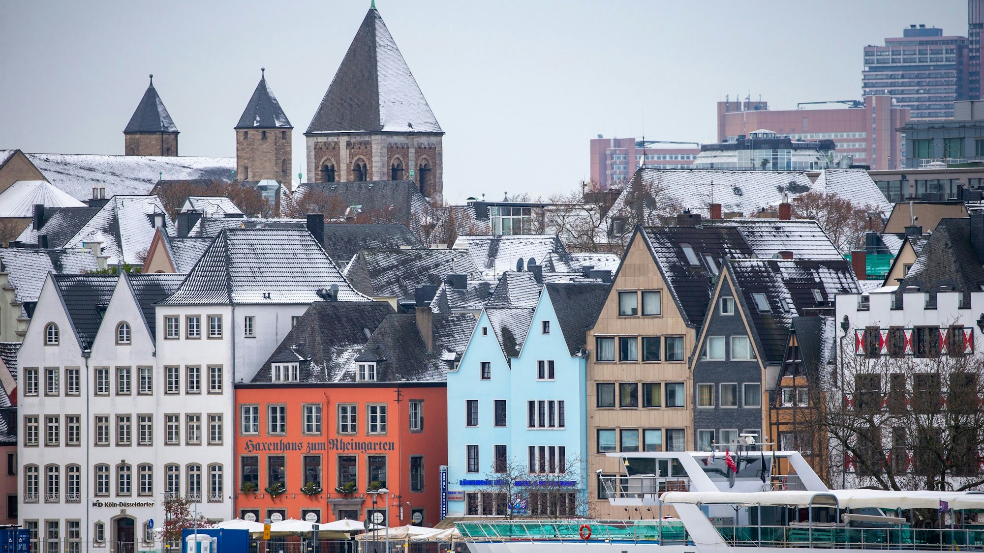 Das verschneite Altstadt-Panorama.