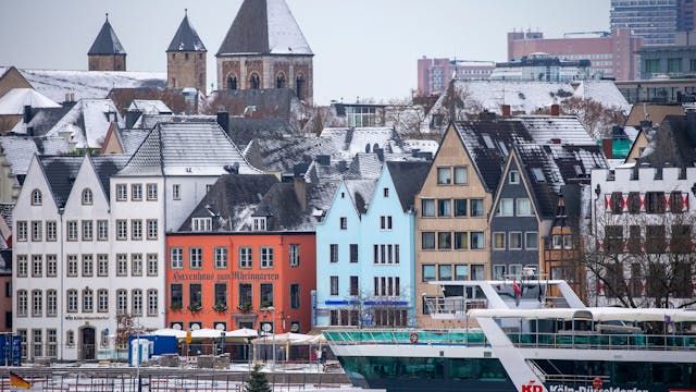 Der Blick vom Rhein auf die Altstadt mit verschneiten Dächern.