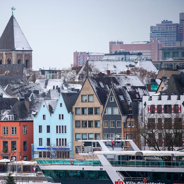 Der Blick vom Rhein auf die Altstadt mit verschneiten Dächern.