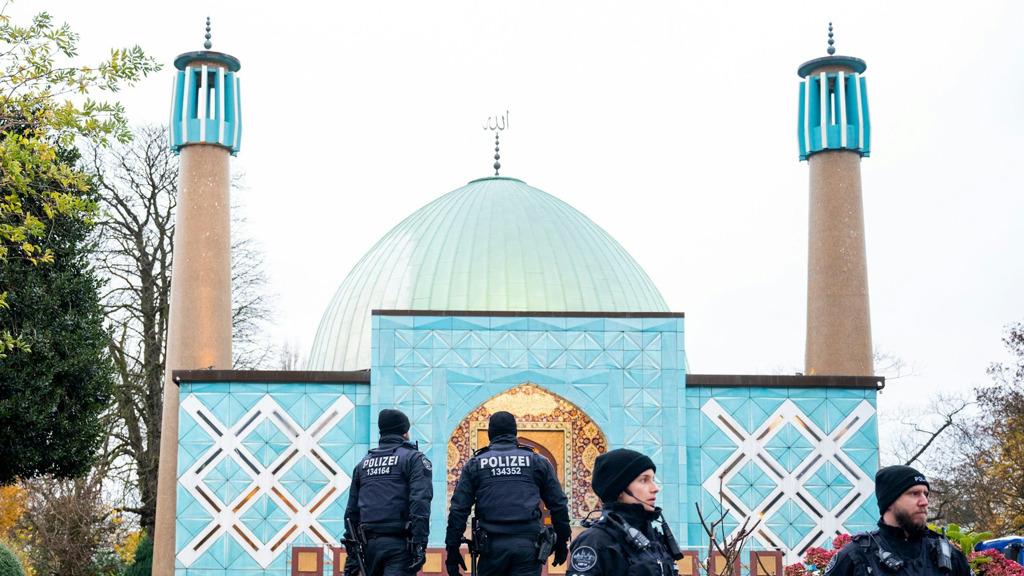 Hamburg: Einsatzkräfte der Polizei stehen während einer Razzia beim islamischen Zentrum Hamburg vor der Imam Ali Moschee (Blaue Moschee) an der Außenalster. Im Rahmen von Ermittlungsmaßnahmen gegen das «Islamische Zentrum Hamburg» (IZH) sind vor kurzem 54 Objekte in sieben Bundesländern durchsucht worden.