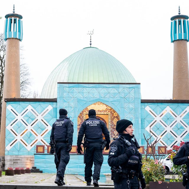 Hamburg: Einsatzkräfte der Polizei stehen während einer Razzia beim islamischen Zentrum Hamburg vor der Imam Ali Moschee (Blaue Moschee) an der Außenalster. Im Rahmen von Ermittlungsmaßnahmen gegen das «Islamische Zentrum Hamburg» (IZH) sind vor kurzem 54 Objekte in sieben Bundesländern durchsucht worden.&nbsp;