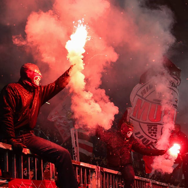 Die Fans des FC St Pauli zünden in der Südkurve Pyrotechnik.&nbsp;