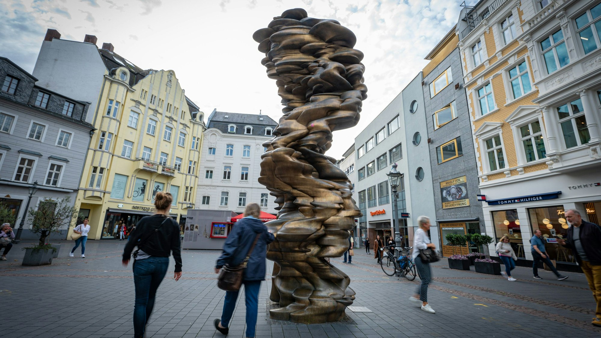 Eine sechs Meter hohe metallene Skulptur steht auf einem Platz in Bonn.