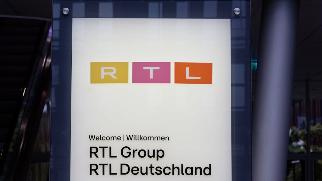 Unser Foto zeigt ein Schild am Eingang des Kölner RTL-Sitzes (Januar 2023).