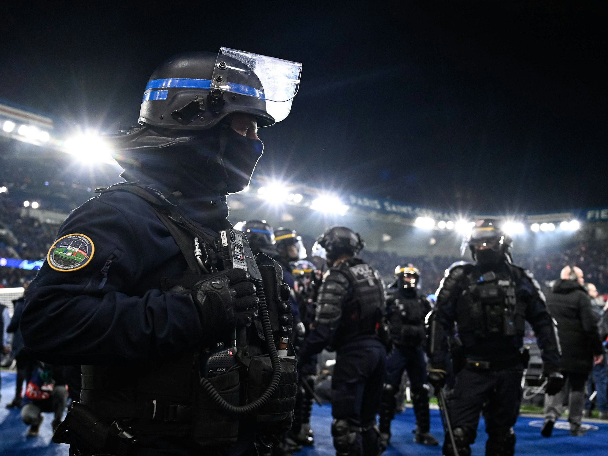 Polizeibeamte im Fußballstadion.