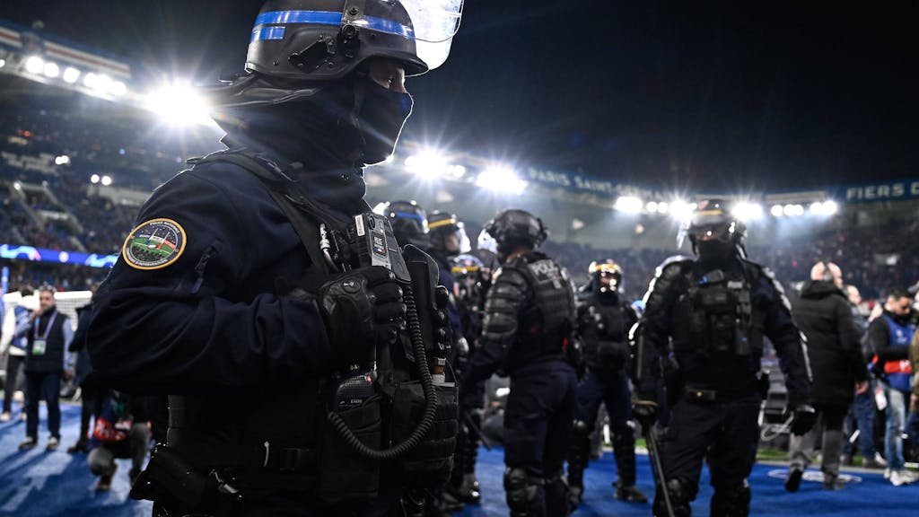 Polizeibeamte im Fußballstadion.