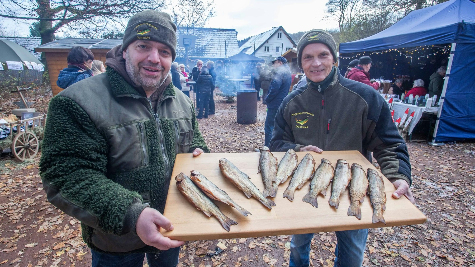 Die Angelsportfreunde verkauften auf dem Weihnachtsmarkt in Wiehl-Oberwiehl leckere Forellen.