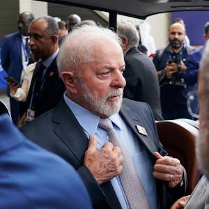 01.12.2023, Vereinigte Arabische Emirate, Dubai: Luiz Inacio Lula da Silva, Präsident von Brasilien, geht über die Expo City, dem Veranstaltungsort der COP28. Foto: Joshua A. Bickel/AP/dpa +++ dpa-Bildfunk +++