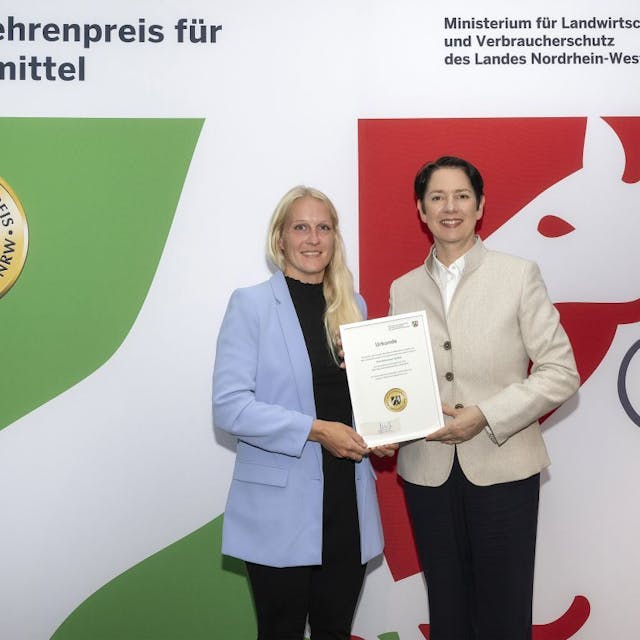 Ministerin Silke Gorißen verleiht Landesehrenpreis 2023 an Britt Roggatz von der Kölner Brauerei Gaffel