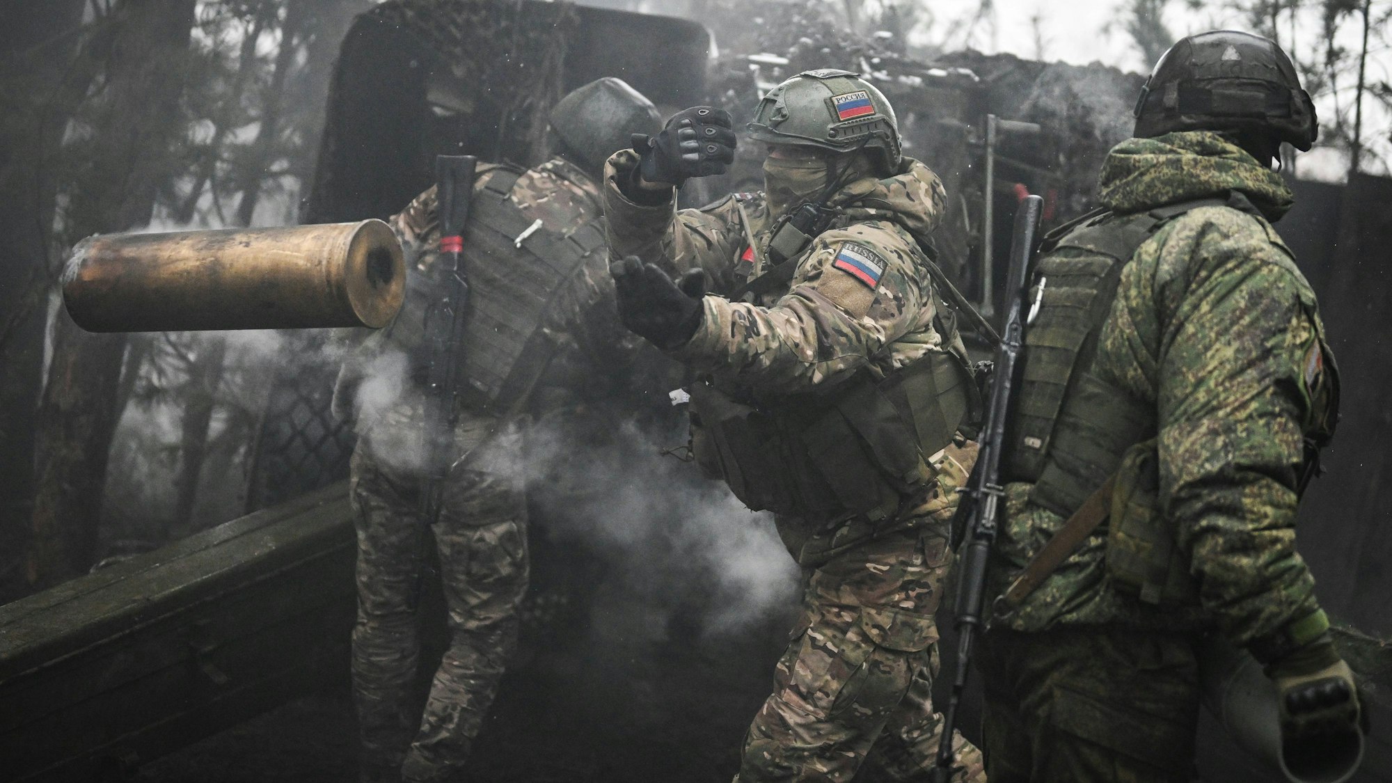 Russische Soldaten feuern mit einer Haubitze auf ukrainische Stellungen nahe Lyman. Immer wieder berichten Deserteure über brutale Bedingungen in Putins Armee. (Archivbild)
