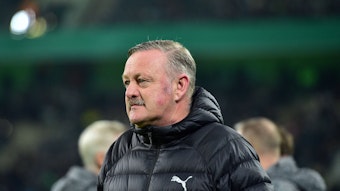 Sport-Geschäftsführer von Borussia Mönchengladbach mit fokussiertem Blick vor einem Spiel im DFB-Pokal.