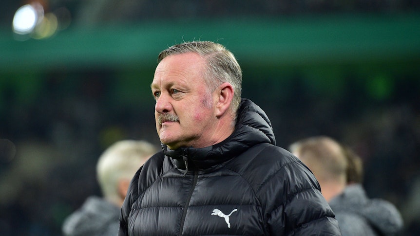 Sport-Geschäftsführer von Borussia Mönchengladbach mit fokussiertem Blick vor einem Spiel im DFB-Pokal.