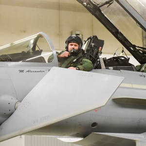 Ein Pilot in einem Eurofighter.