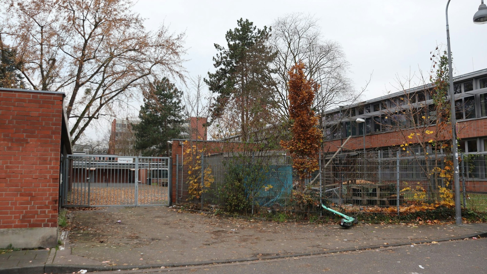 Das Gelände an der Holweider Straße. Hier befinden sich neben dem Genovevabad noch die leerstehenden Gebäude der ehemaligen Förderschule. Foto: Uwe Schäfer