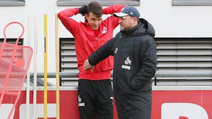 Steffen Baumgart steht mit Dejan Ljubicic während des Trainings am Geißbockheim.